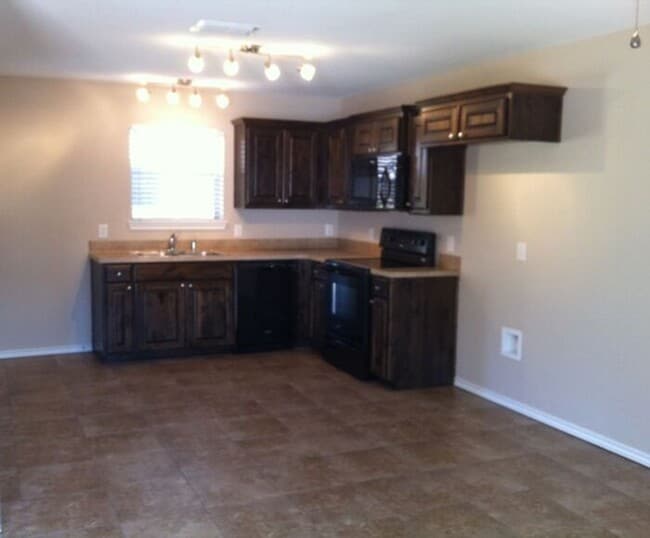 Building Photo - 1 Bedroom 1.5 Bath Townhome for Rent in Li...