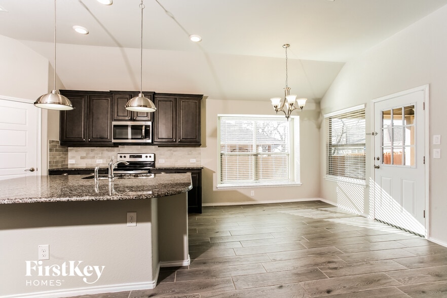 Building Photo - 1020 Deer Valley Dr