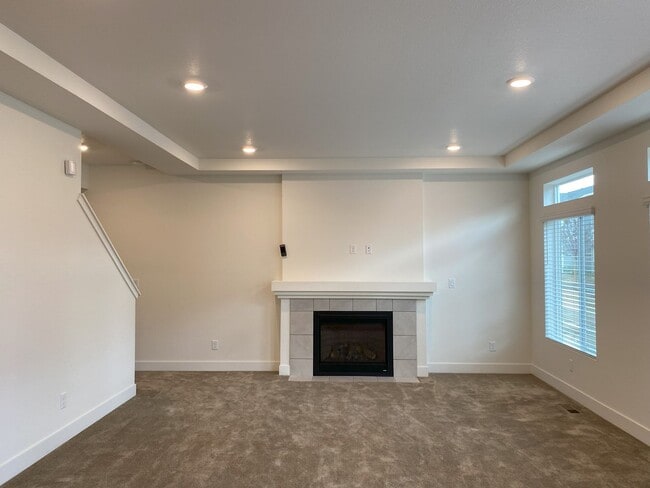 Building Photo - Stunning 4 bed 3.5 bath in Johnstown.