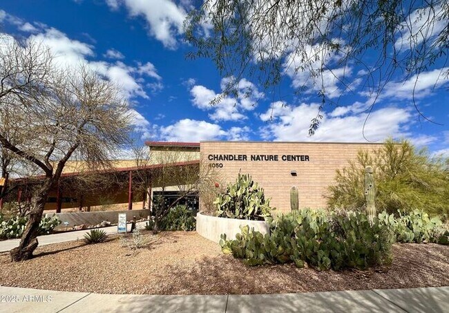 Building Photo - Stunning 4 bedroom, 3 bathroom home in the...