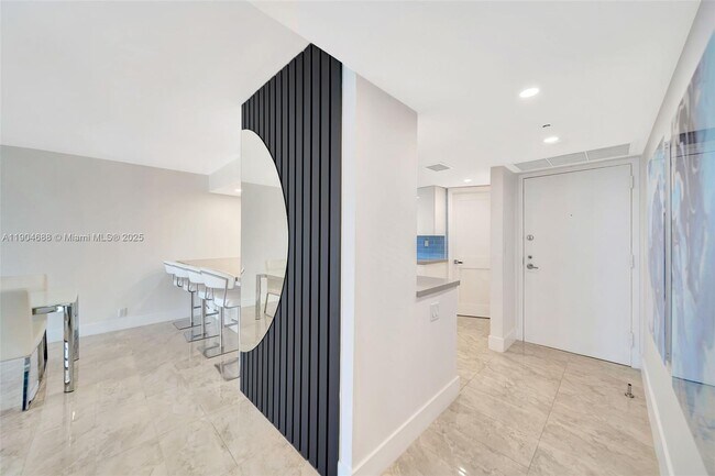 Building Photo - 1717 N Bayshore Dr