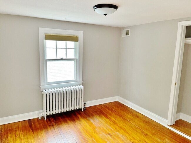 Building Photo - Beautifully updated single family home in ...