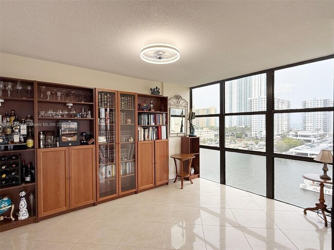 Building Photo - 800 Parkview Dr
