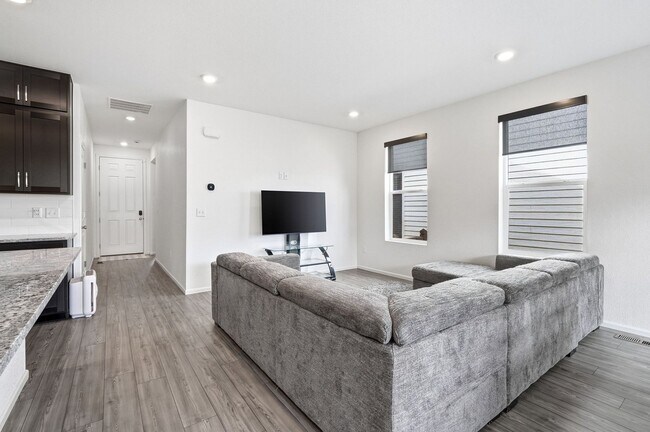 Building Photo - Modern Home in Brighton!