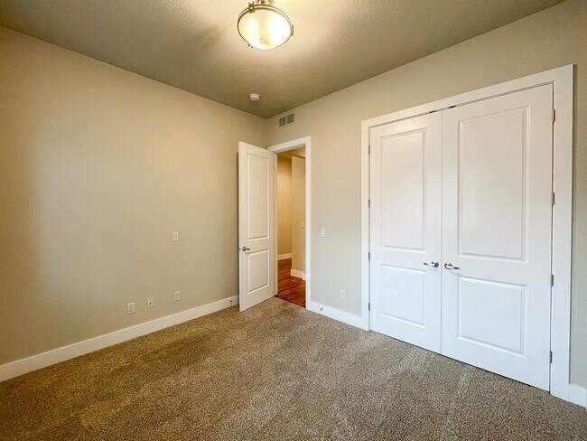 Building Photo - 307 E Grove Creek Ln