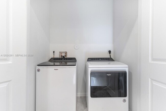 Building Photo - 1170 SW 7th Ct