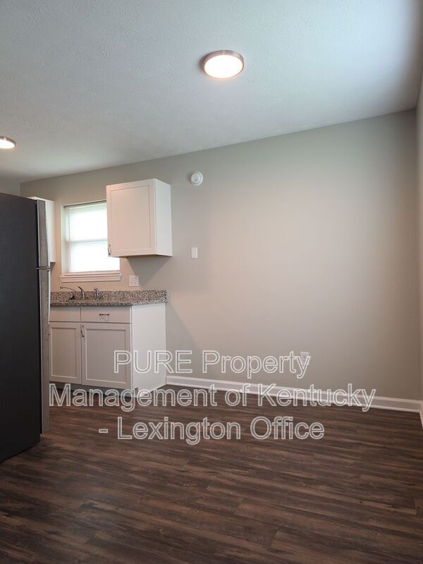 Building Photo - 3793 Camelot Dr