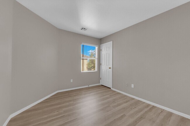 Building Photo - Large 4 bedroom home!  A must see!