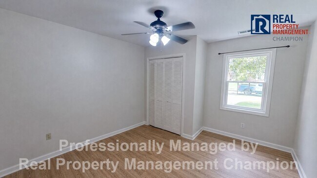 Building Photo - Charming home with open floor plan, vaulted ceilings and spacious backyard