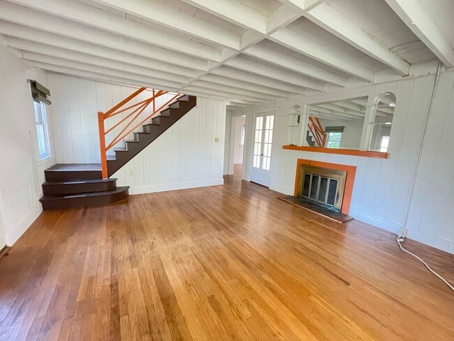 Building Photo - Two-Bedroom House