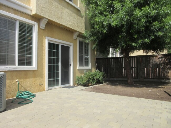 Building Photo - Wonderful 3 bedroom, 2.5 bath townhome on ...