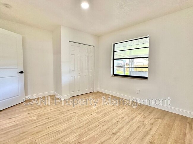 Building Photo - 2517 Royal Palm Dr