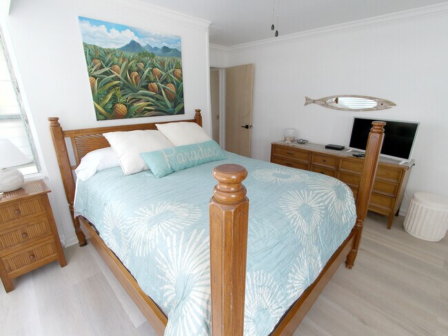 Main bedroom w/ dresser and TV - 426 Ilimano St