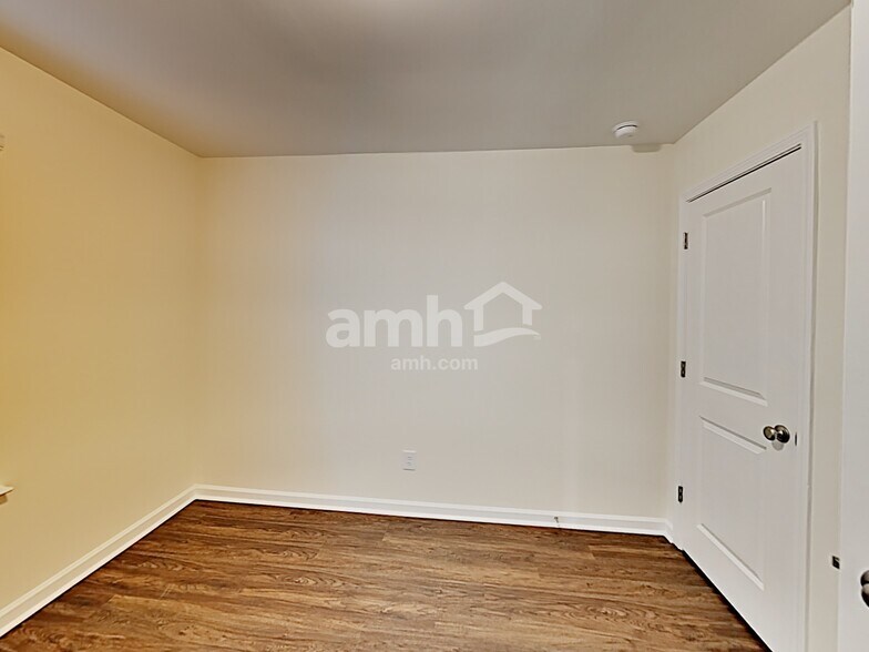 Building Photo - 148 Landsdown Xing