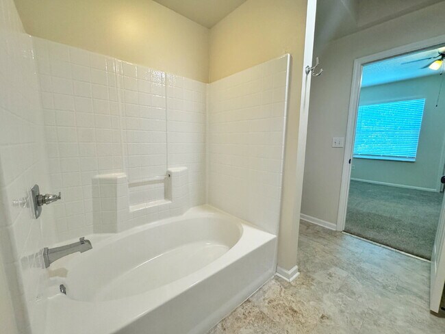 Building Photo - Las Palmas One-Bedroom townhouse with garage