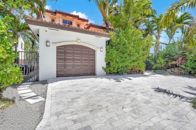 Building Photo - 2143 N Bay Rd