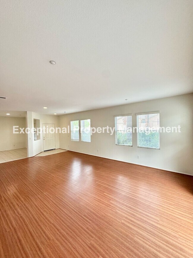 Building Photo - Ready to move in 3 bed 3 bath home