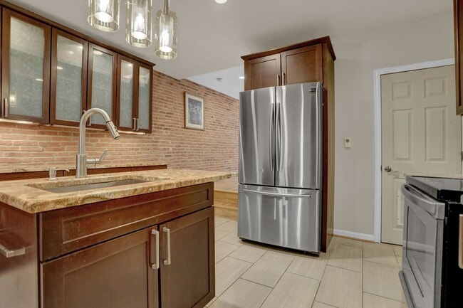 Building Photo - Chic City Living at 2308 E Fairmont Ave!