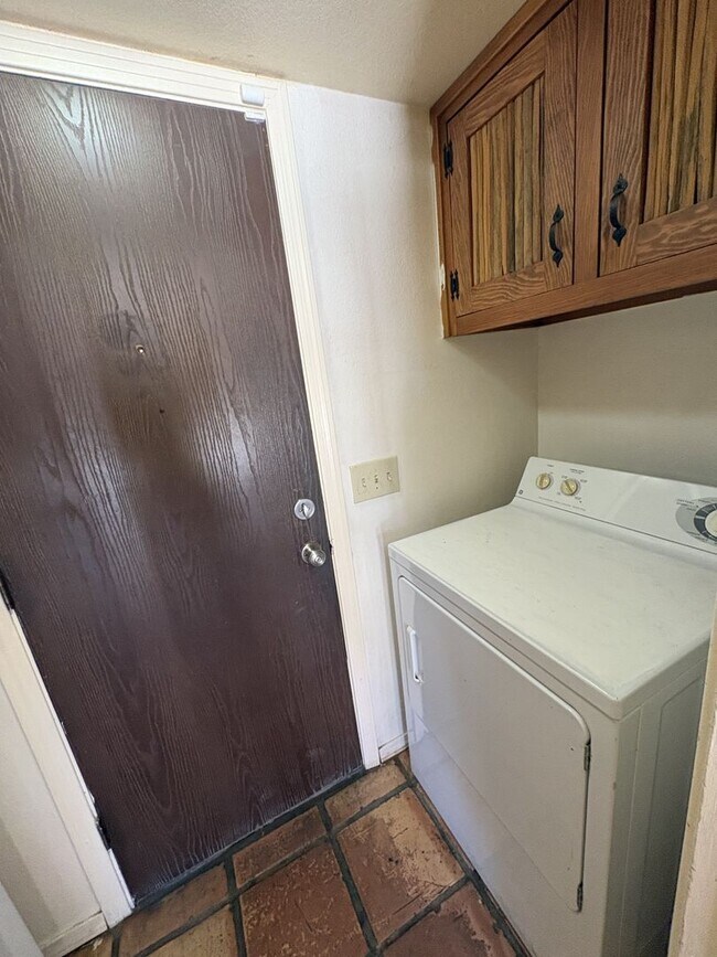 Building Photo - Convenient location in Midvale Park Close to all your needs