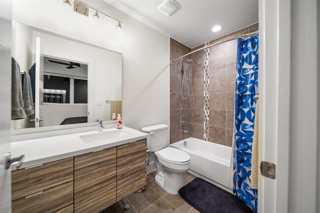 Building Photo - 604 N Bluff Dr