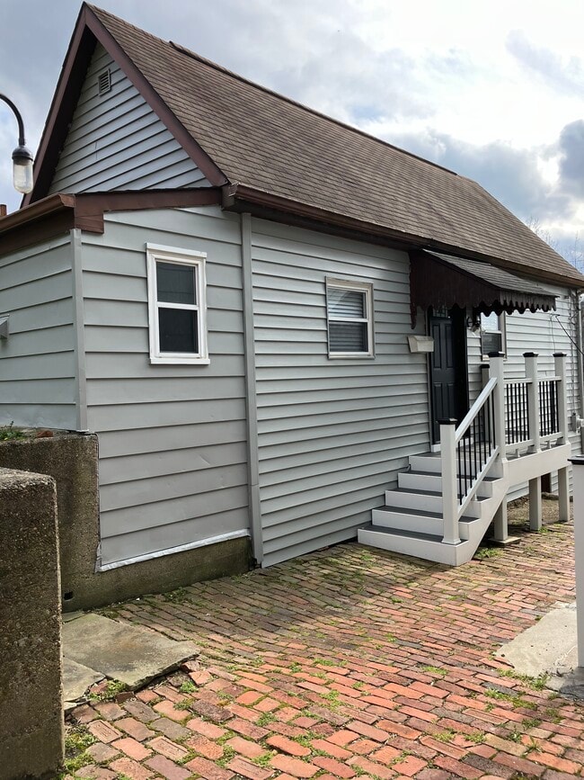 Building Photo - 94 Irvine St