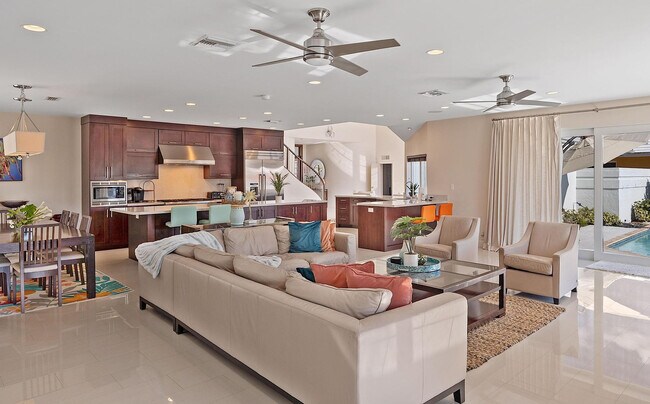 Building Photo - 3050 NE 43rd St