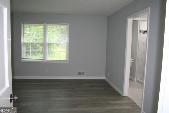 Building Photo - 2075 Pinewood Dr