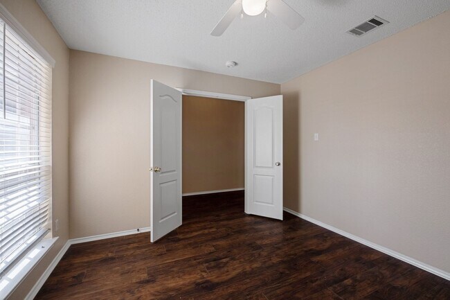 Building Photo - Spacious 4 Bedroom, 2 Bath, 1-Story Home i...