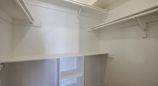 Building Photo - 604 W Kiva Ave