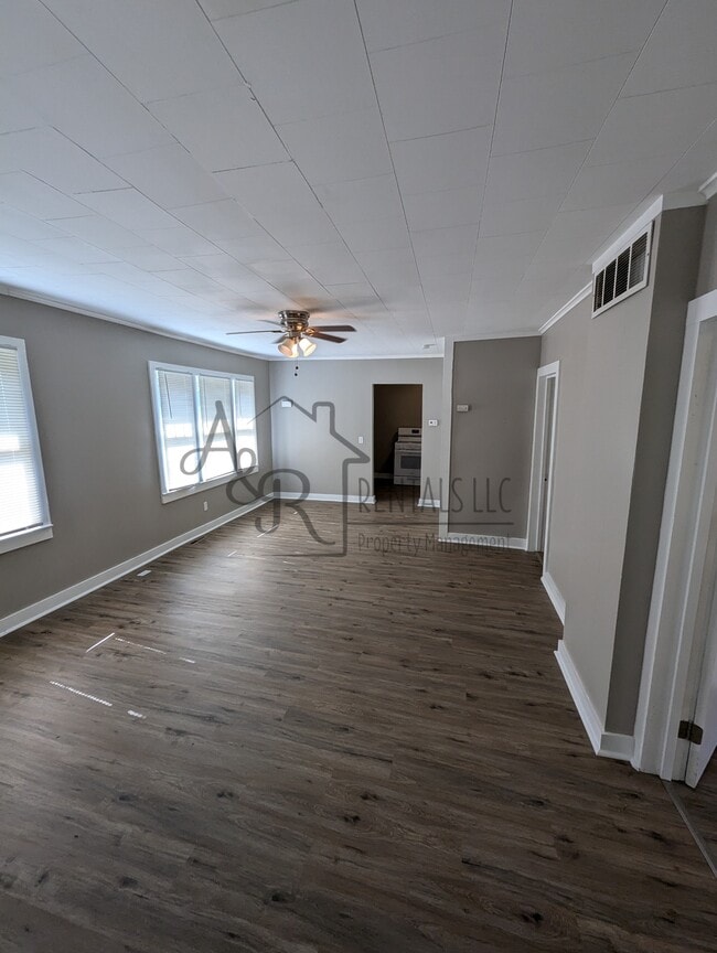 Building Photo - 908 E 8th St