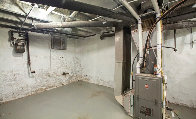 Building Photo - 333 S Ann St