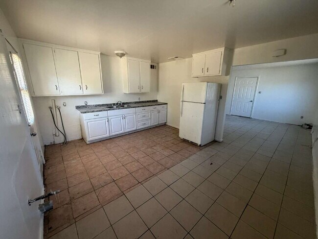 Building Photo - Charming 2 Bedroom, 1 Bathroom Home with Private Fenced Yard