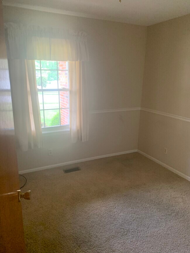 Building Photo - 2829 Hillside Dr