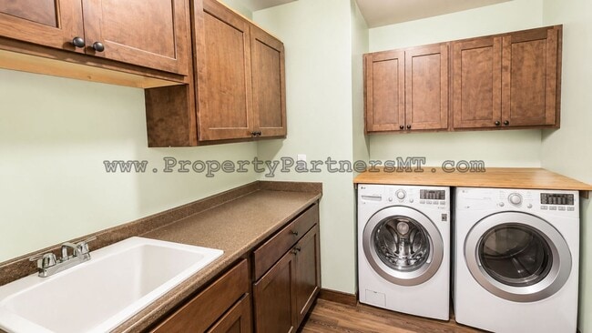 Building Photo - 3 Bed 2.5 Bath Upscale Condo