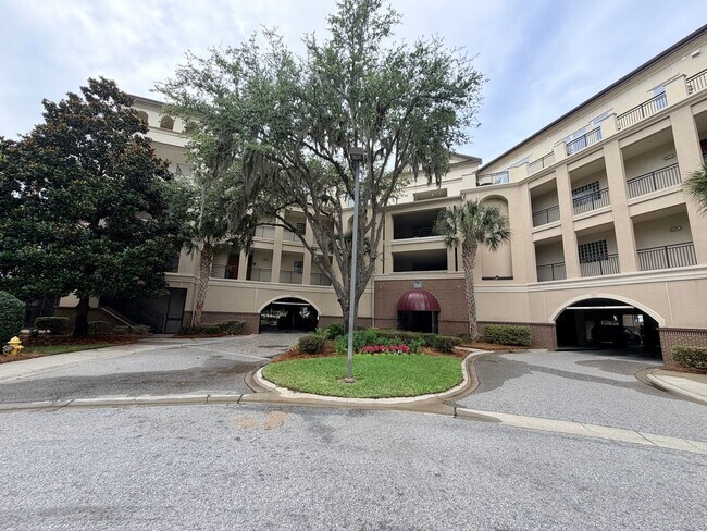 Building Photo - Stunning Luxury, Two Bedroom Creek Front Condo in Hilton Head Plantation
