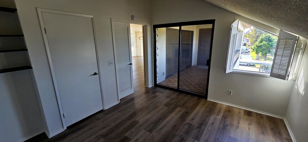 Building Photo - 376 Center St