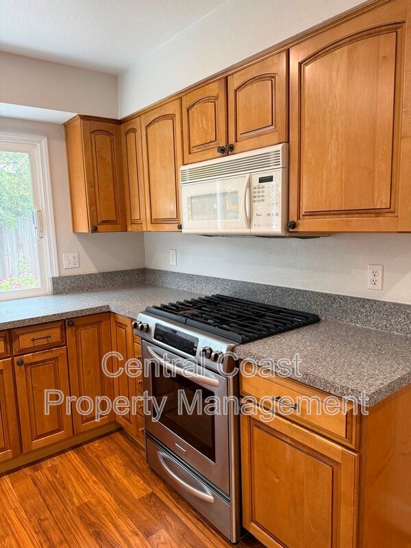 Building Photo - 9465 Valley Oak Way
