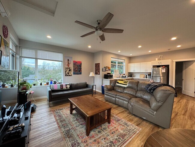 Building Photo - 6 Bed 5 Bath House Newer Updated Near Happy Valley, Fairhaven, WWU