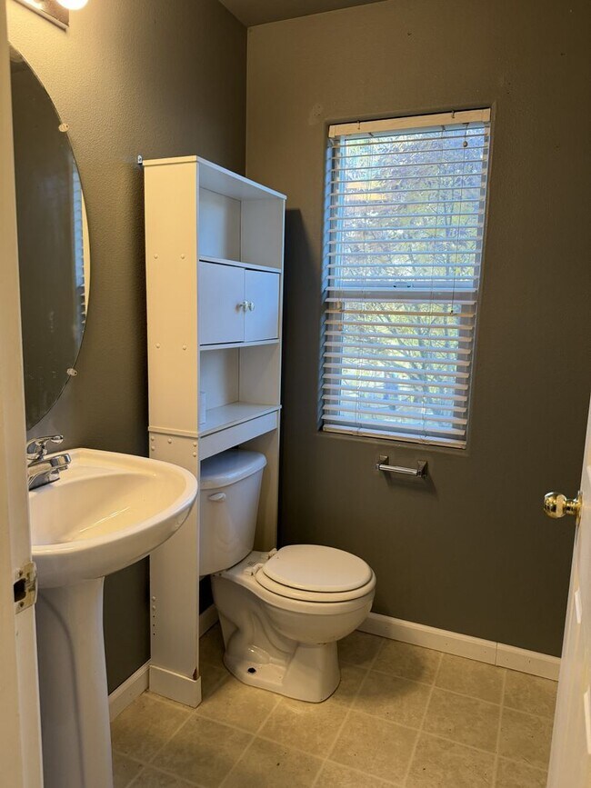 Building Photo - 3 Bedrooms Townhouse for Rent