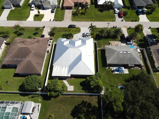 Building Photo - 1749 SW Desert Ave