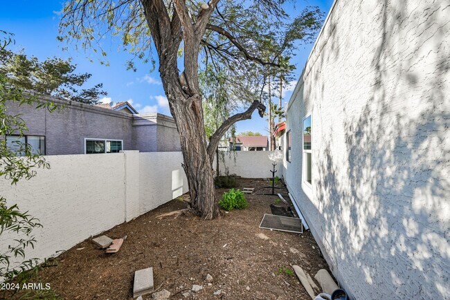 Building Photo - 1831 E La Jolla Dr