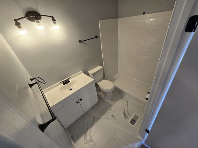 Master Bath - 801 4th Ave E