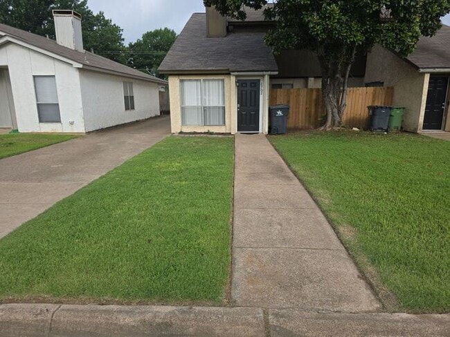 Primary Photo - Lovely Arlington Home with Fenced Patio & ...