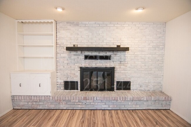 Building Photo - 4 Bedroom 2 Bath