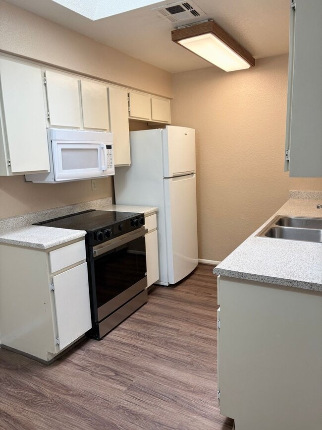 Building Photo - **CHARMING 2 BEDROOM/2 BATHROOM PATIO HOME...