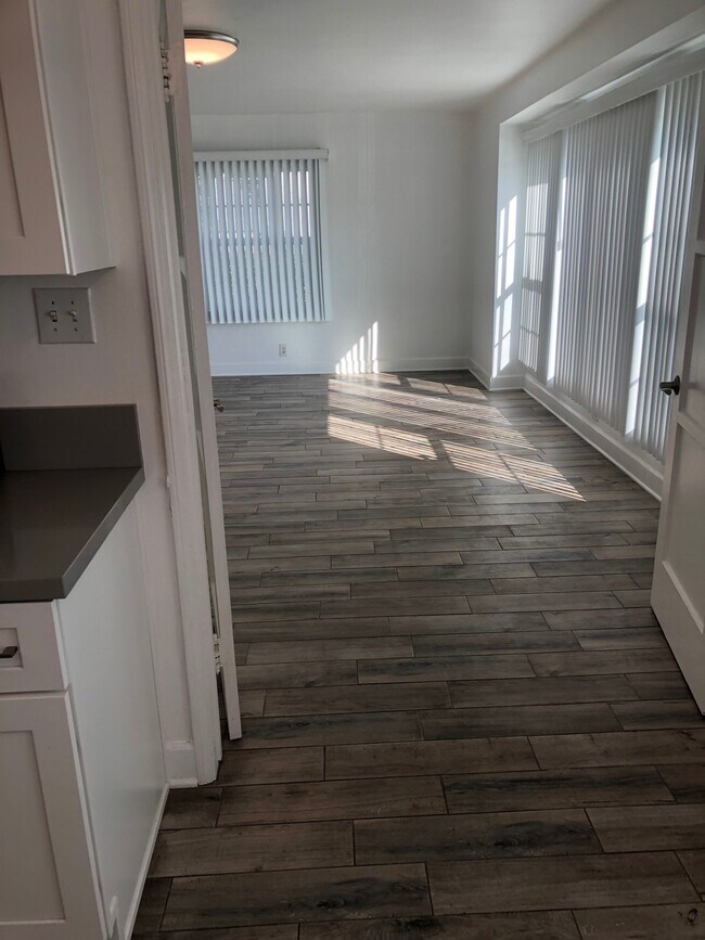 Building Photo - 5707 San Vicente Blvd