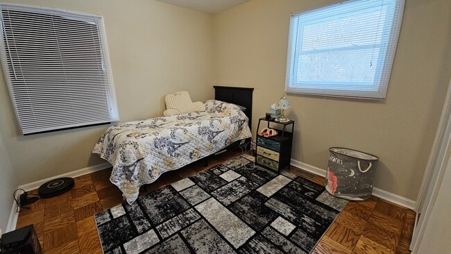 Building Photo - 220 Mulberry Ln