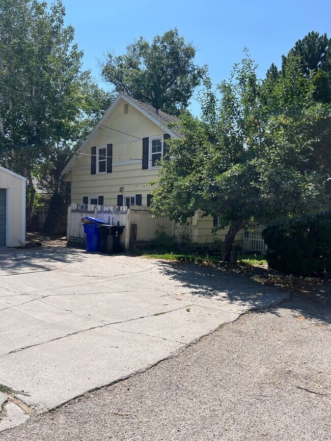 Building Photo - Charming 5 Bed, 2 bath home in the heart o...