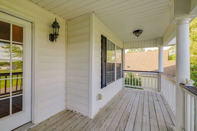 Building Photo - Beautiful Custom Home on Golf Course