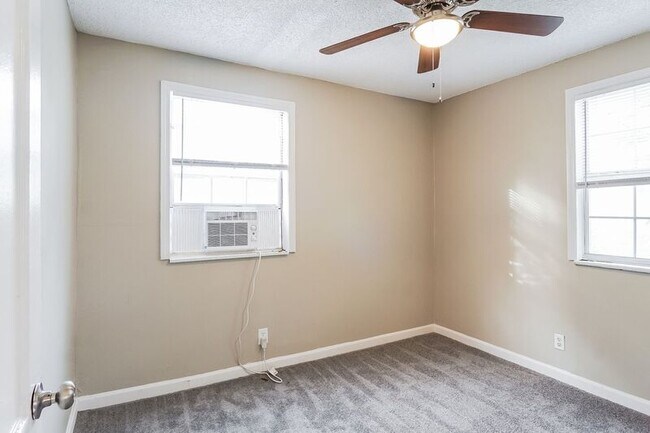 Building Photo - 128 Ann Dr SW